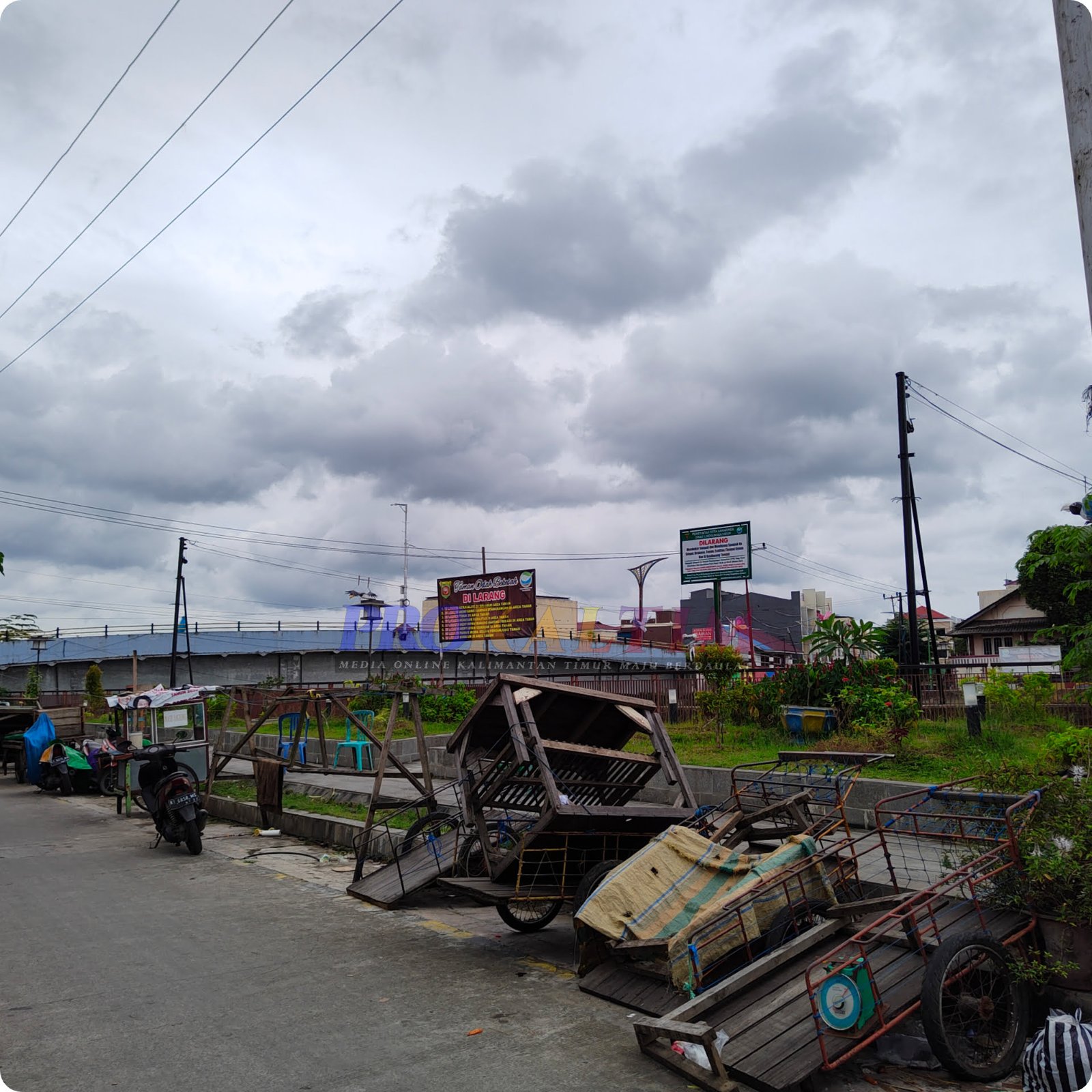 22 Gerobak Pedagang "Mucil" Masih Parkir Sembarangan, PT SGS Siapkan Lahan PROKALTIM 1 InShot 20220602 060304575 22 Gerobak Pedagang "Mucil" Masih Parkir Sembarangan, PT SGS Siapkan Lahan PROKALTIM