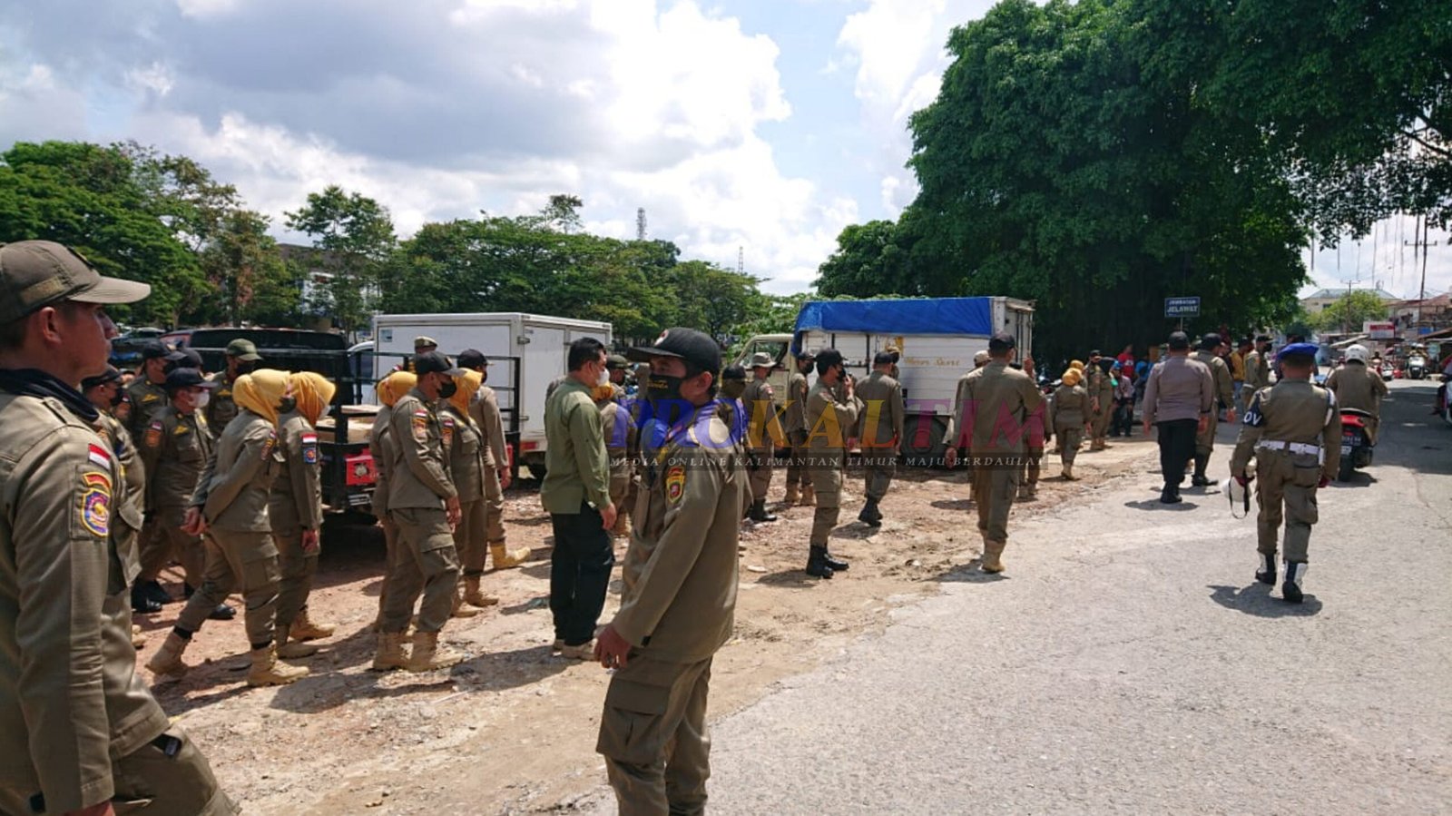 PKL Liar Ottista Ditertibkan Pol PP, Penindakan Bersifat Permanen PROKALTIM 1 InShot 20220602 180625023 scaled PKL Liar Ottista Ditertibkan Pol PP, Penindakan Bersifat Permanen PROKALTIM