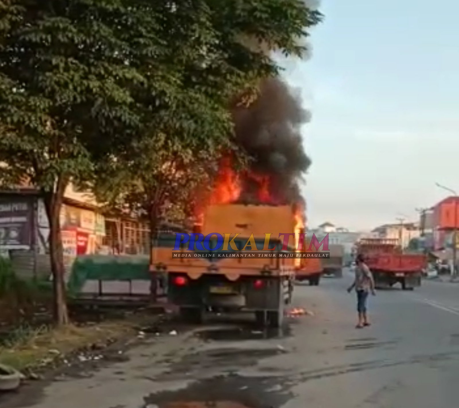 Ditinggal Sebentar, Tronton Terbakar PROKALTIM 1 InShot 20220606 073039210 Ditinggal Sebentar, Tronton Terbakar PROKALTIM