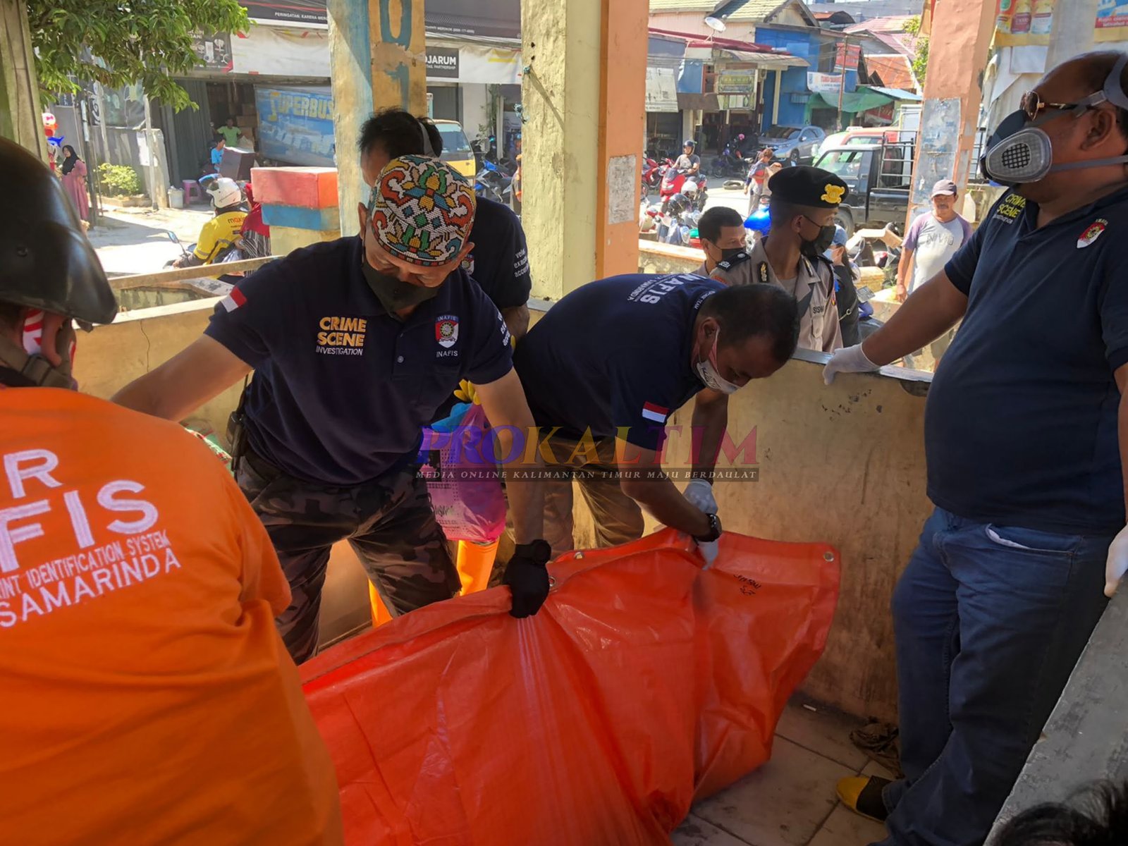 Pria Tewas Tergeletak Tanpa Alas, Diduga Sakit PROKALTIM 1 InShot 20220609 112943813 Pria Tewas Tergeletak Tanpa Alas, Diduga Sakit PROKALTIM