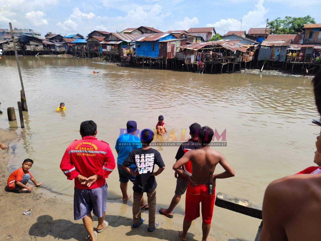 InShot 20220611 170318988 Anak Tenggelam di SKM Ditemukan, Tangis Keluarga Pecah PROKALTIM