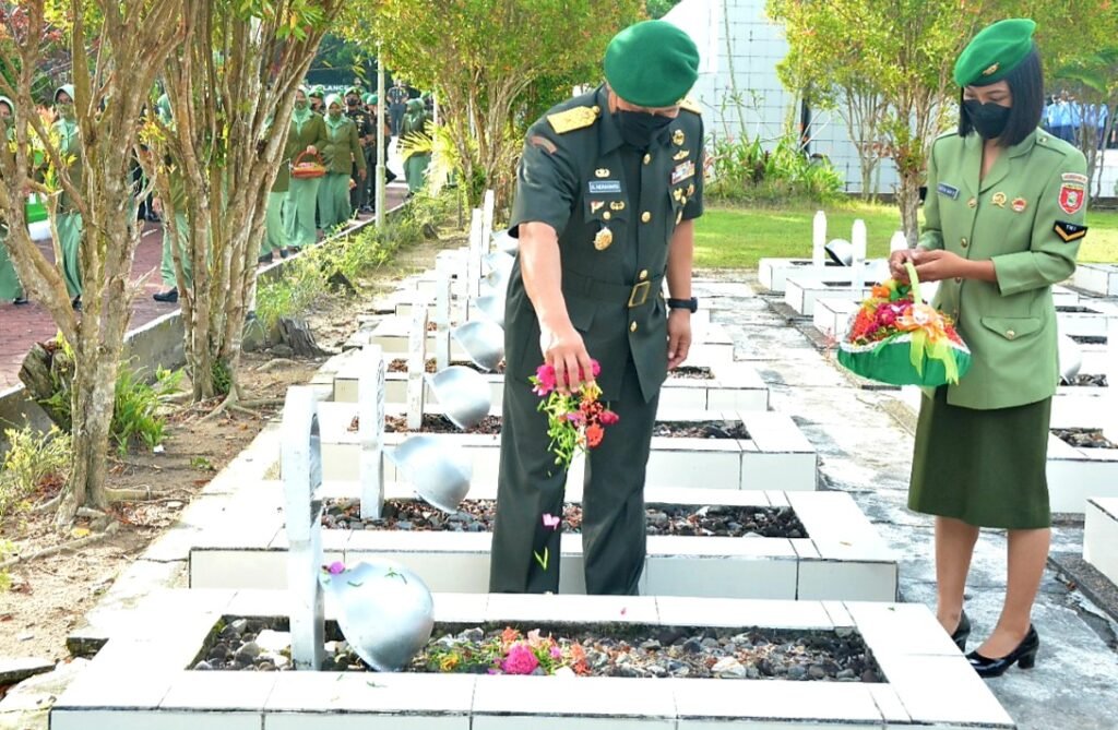20220715 160650 Keluarga Besar Kodam VI/Mlw Adakan Ziarah Rombongan dan Tabur Bunga di TMP PROKALTIM