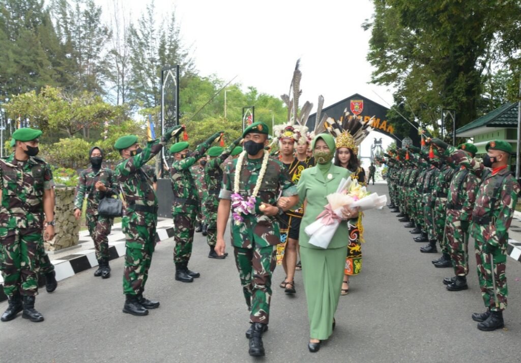 20220720 181153 Mayjen TNI Tri Budi Utomo Awali Tugas Jadi Pangdam VI/Mlw, Disambut dengan Tradisi Tepung Tawar PROKALTIM