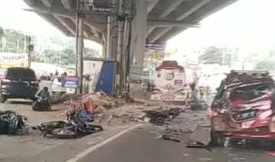 Screenshot 7 18 2022 11 06 19 PM Diduga Rem Blong, Kecelakaan Mengerikan Terjadi di Jalur Transyogi Cibubur PROKALTIM