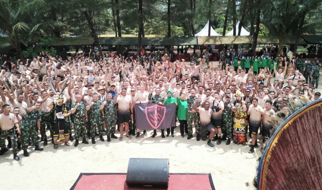 20220814 100349 Pangdam VI/Mlw Didampingi Ibu Rahma Tri Budi Utomo Menyaksikan Sport Day dan Culture Day di Pantai Lamaru PROKALTIM
