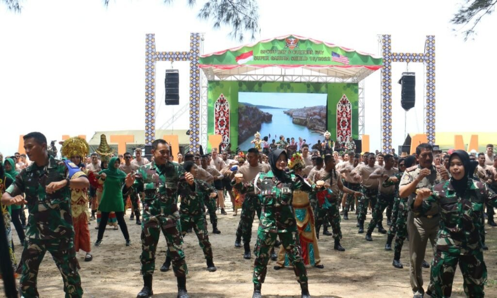 20220814 100425 Pangdam VI/Mlw Didampingi Ibu Rahma Tri Budi Utomo Menyaksikan Sport Day dan Culture Day di Pantai Lamaru PROKALTIM