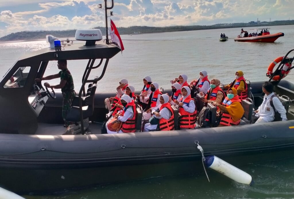 20220816 231912 Anggota Kompi Air Denjasaang VI-44-13 Bekangdam VI/Mlw Berhasil Evakuasi Korban Kapal Klotok yang Karam PROKALTIM