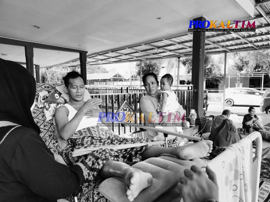 InShot 20220803 161032740 Tertimpa Kren Tulang Belakang Remuk, 10 Malam bermalam di Pelataran Mesjid RSUD AW Syahranie PROKALTIM
