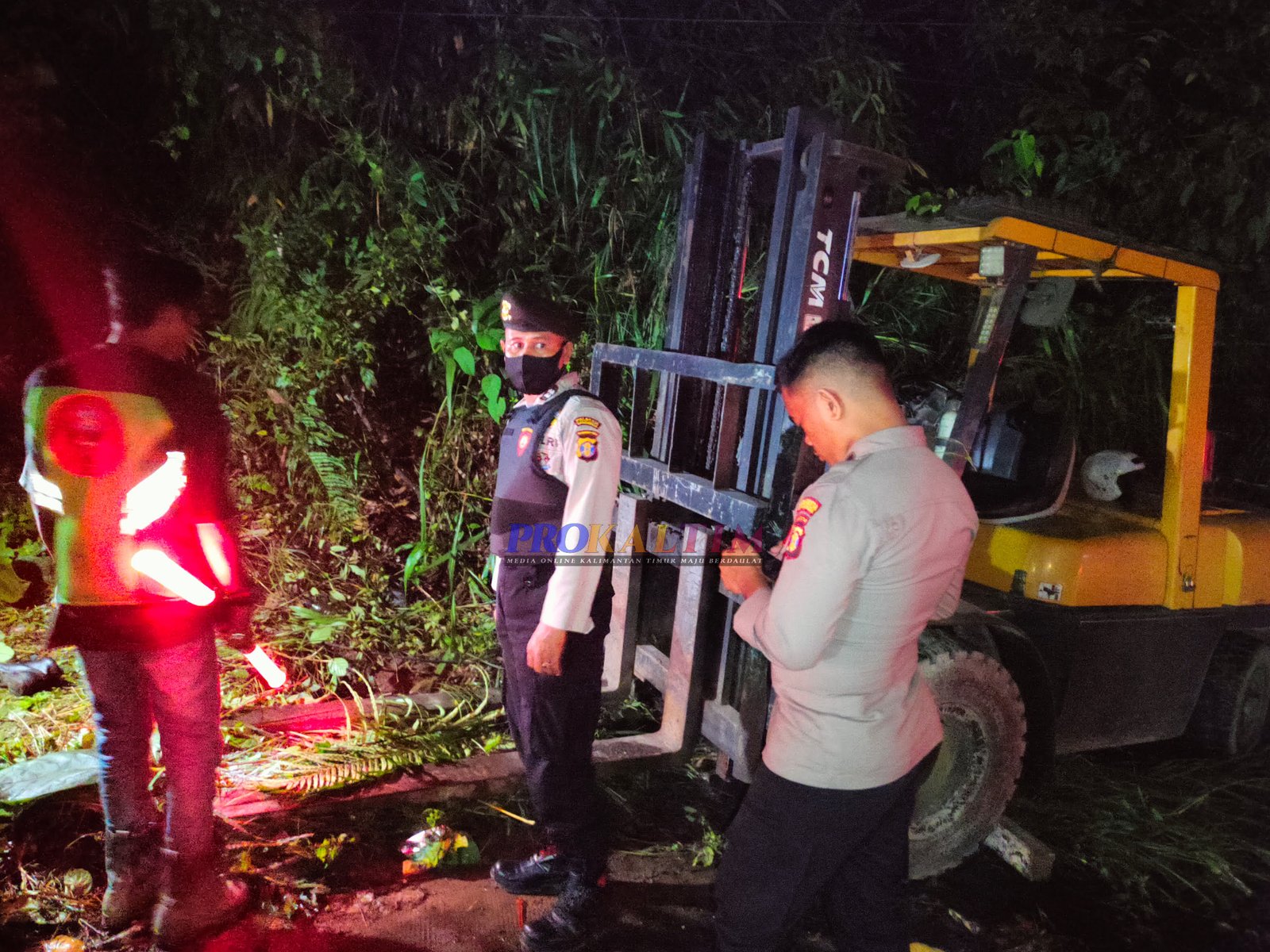 Berlangsung Dramatis, Penyelamatan Operator yang Terjepit Forklift PROKALTIM 1 InShot 20220805 065930894 Berlangsung Dramatis, Penyelamatan Operator yang Terjepit Forklift PROKALTIM