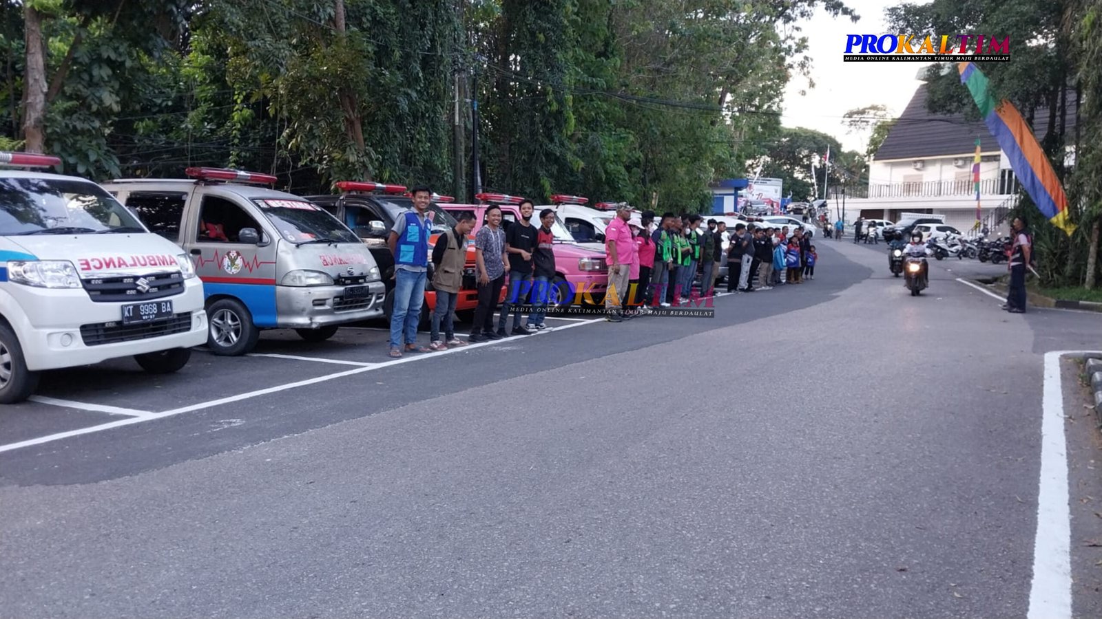 12 Ambulans Relawan Samarinda Bersiaga, Antisipasi Hal Emergency di Karnaval Hut ke 77 RI PROKALTIM 1 InShot 20220820 091625829 scaled 12 Ambulans Relawan Samarinda Bersiaga, Antisipasi Hal Emergency di Karnaval Hut ke 77 RI PROKALTIM