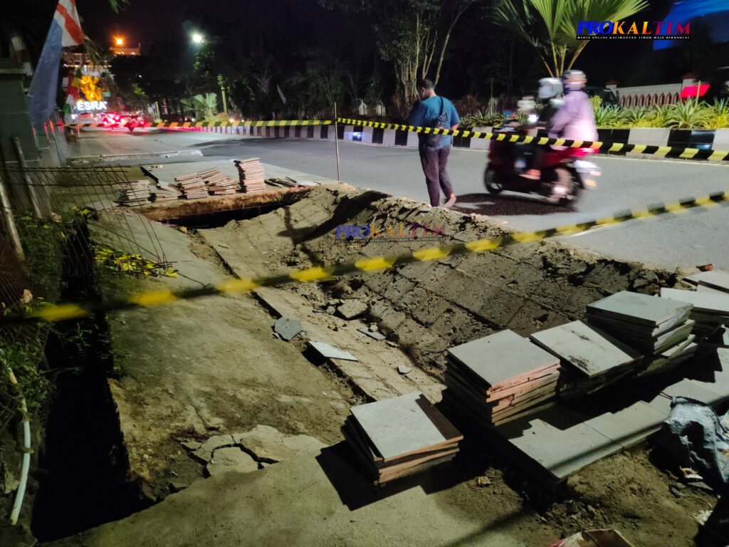 InShot 20220820 203636869 Heboh, Trotoar Ambruk Saat Pawai Pembangunan 2022 di Samarinda PROKALTIM