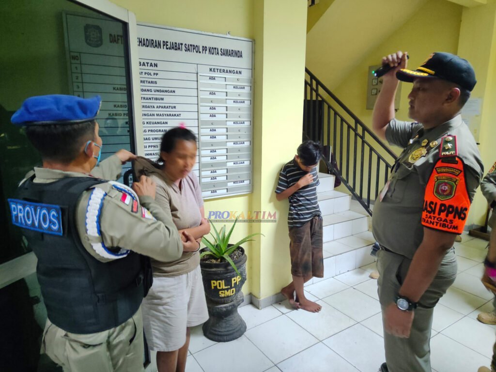 Satpol PP Amankan 49 Botol Miras Dan Dua Gepeng - PROKALTIM