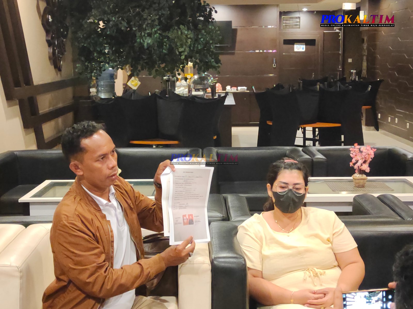 InShot 20221008 144951674 Persoalkan Surat Perdamaian Yang Dirubah, Nanas Susul Ke Palangkaraya, Kasus Istri Yang Ditelantarkan Eks KPA Samarinda PROKALTIM