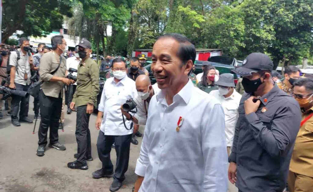WhatsApp Image 2022 10 26 at 09.10.39 Jokowi Sambangi Pasar Klandasan dan Kantor Pos Balikpapan, Bagikan Bantuan Sebelum ke IKN Nusantara PROKALTIM