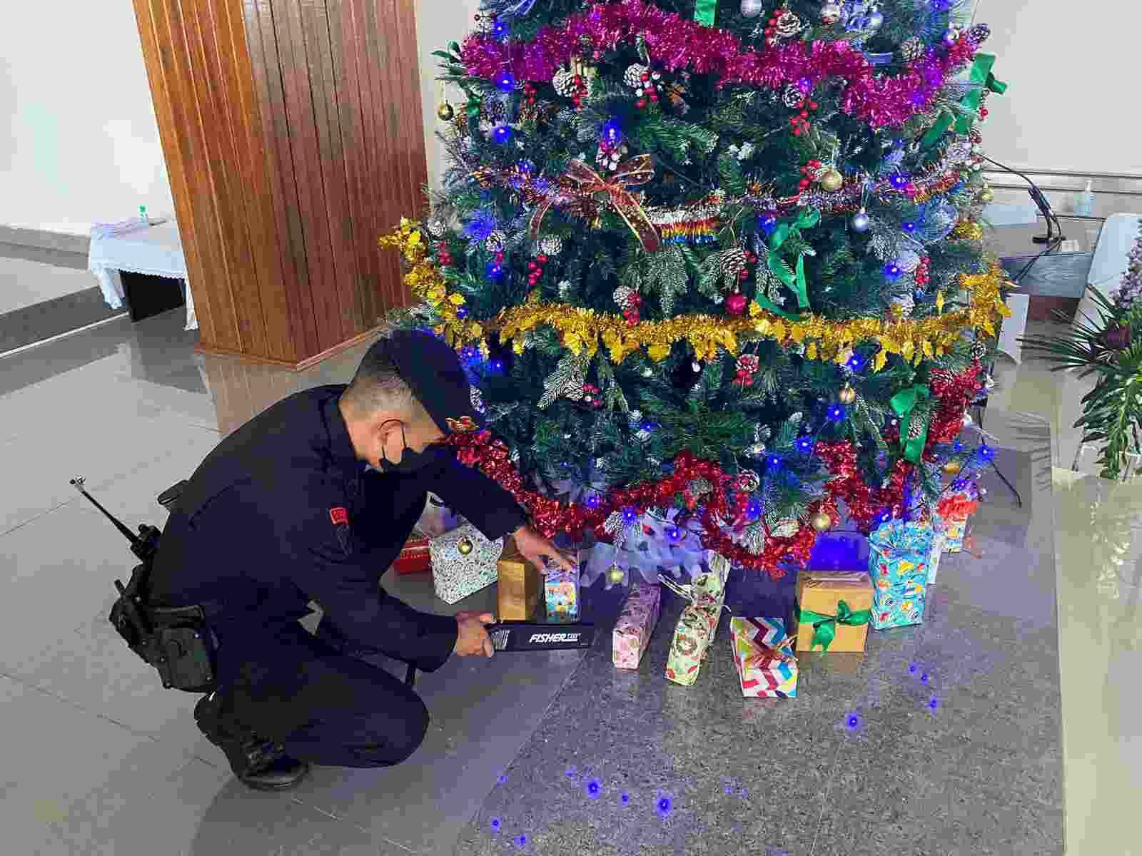 Brimob Polda Kaltim Sterilisasi Gereja di Balikpapan Jelang Malam Misa Natal PROKALTIM 1 sterilisasi natal