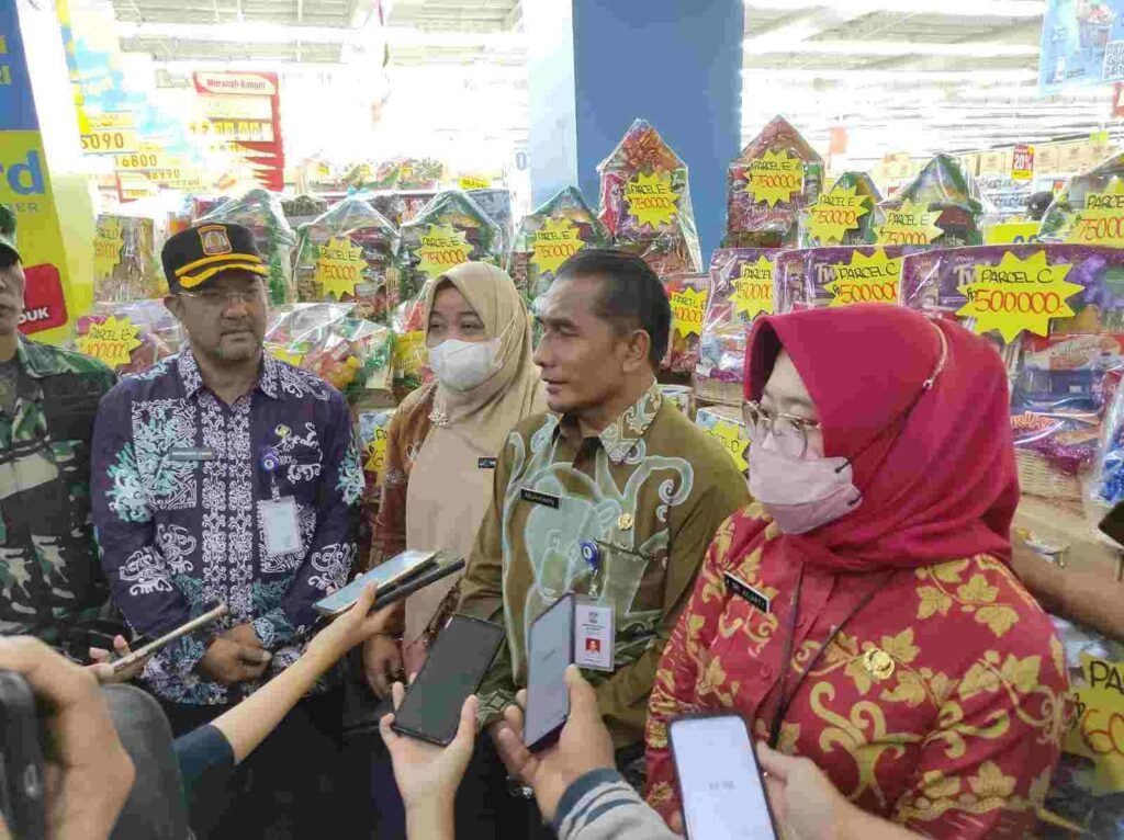 Pemkot Gelar Sidak di Pasar Pandansari dan di Hypermart, Temukan Isi Parsel Mendekati Kadaluwarsa