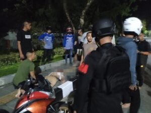 Quick Respon, Brimob Polda Kaltim Bantu Evakuasi Korban Lakalantas Dini Hari