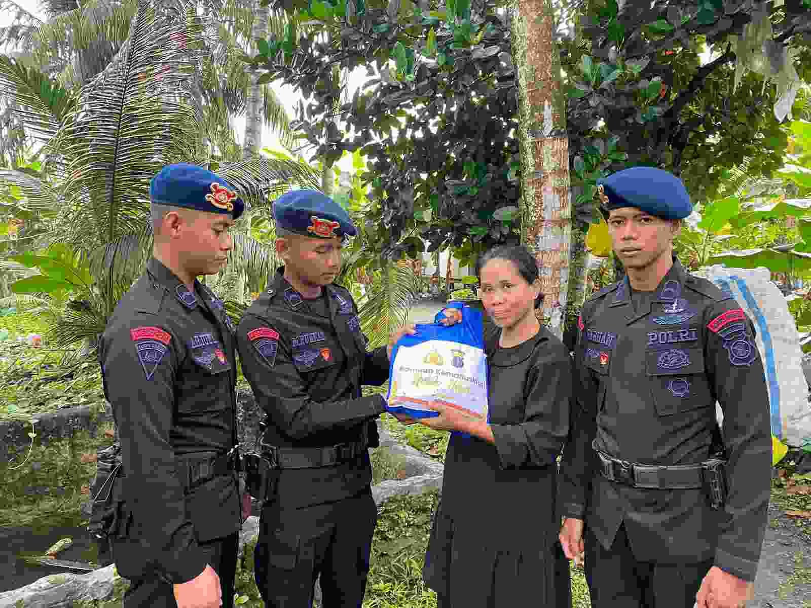 Bantu Warga Terdampak Kenaikan Harga Bapokting, Brimob Kaltim Distribusikan Bantuan Kemanusiaan Untuk Negeri