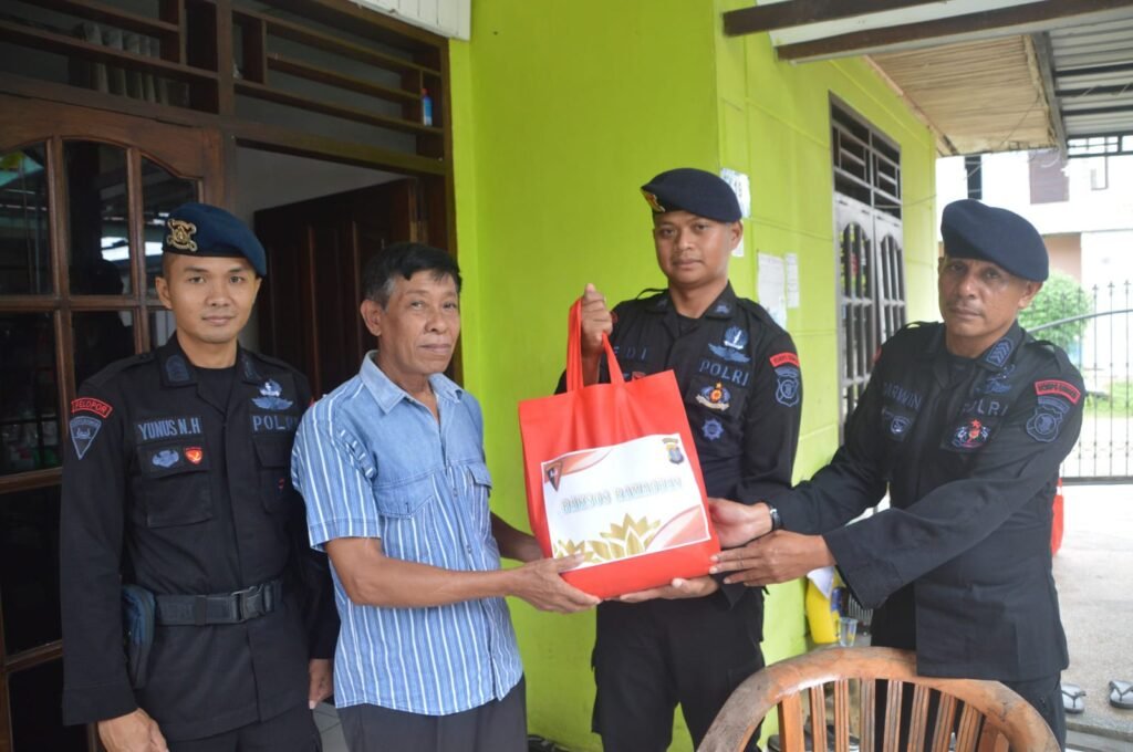 Berkah Ramadhan, Batalyon A Pelopor Brimob Polda Kaltim Bagikan Sembako Kepada Lansia