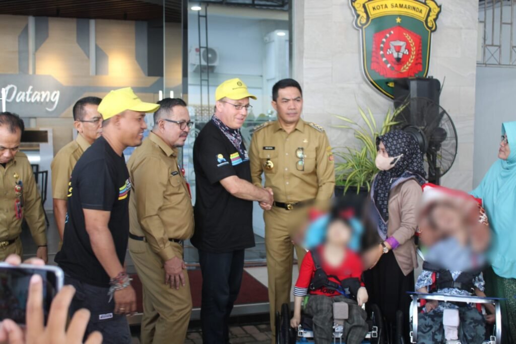 Pemkot Samarinda Salurkan 92 Unit Kursi Roda Khusus Anak Disabilitas