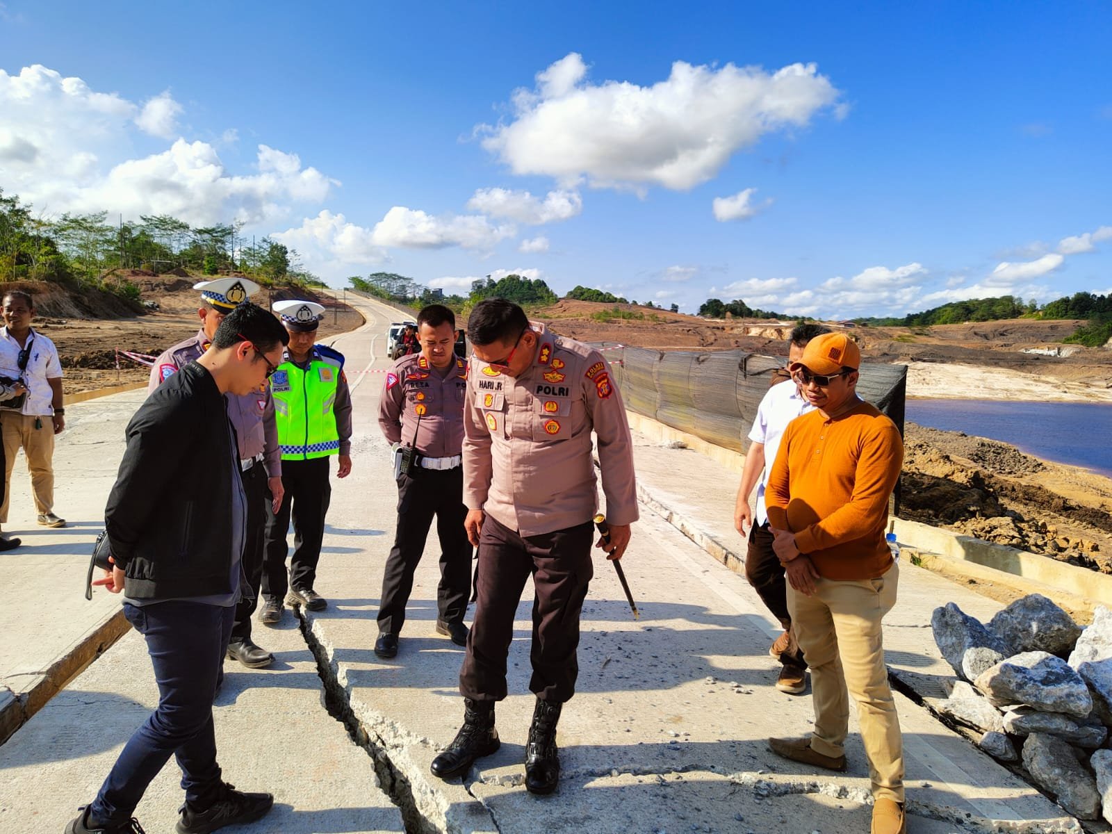 Belum Ada Solusi Penanganan Jalan Ambruk di Dondang Kukar, Ini Penjelasan PUPR Kaltim PROKALTIM 1 Belum Ada Solusi Penanganan Jalan Ambruk di Dondang Kukar, Ini Penjelasan PUPR Kaltim