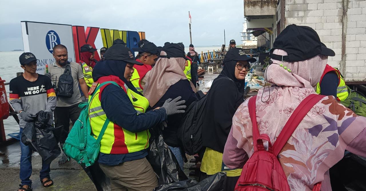 Libatkan Puluhan Relawan Dan Komunitas Tergabung Jadi Satu Di Kegiatan Bersih-bersih Pantai Di Kota Balikpapan, 9 Ton Sampah Dikumpulkan