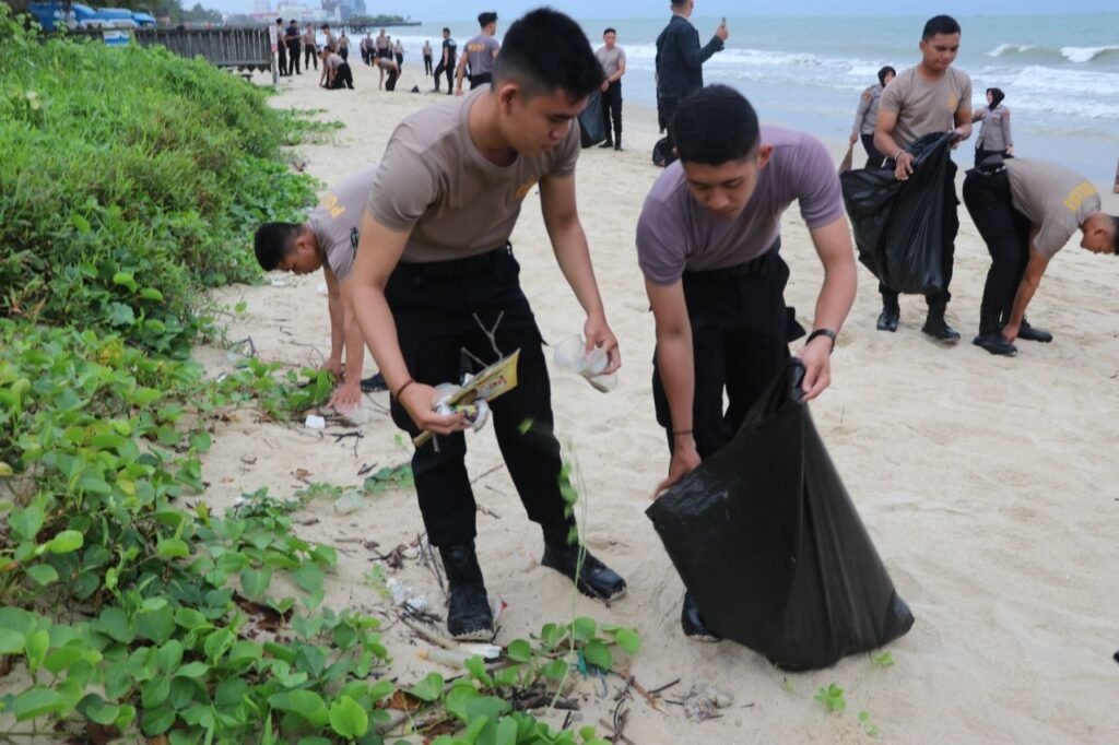 Tingkatkan Kesadaran Lingkungan, Polda Kaltim Gelar Kegiatan Pembersihan Sampah di Pasar dan Pantai Balikpapan