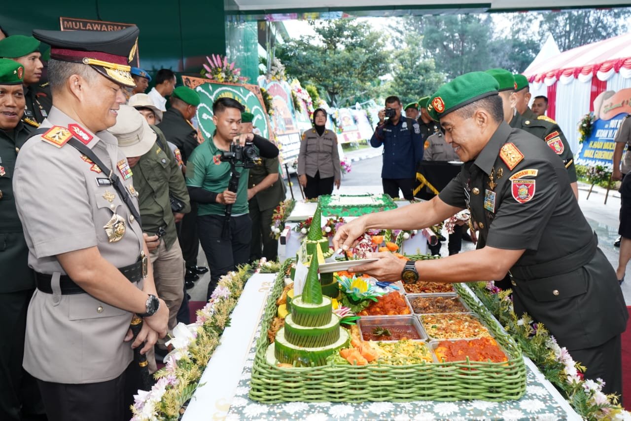 HUT Kodam VI/Mlw ke-65 Tahun, Kapolda Kaltim Beri Kejutan ke Pangdam PROKALTIM 1 HUT Kodam VI/Mlw ke-65 Tahun, Kapolda Kaltim Beri Kejutan ke Pangdam