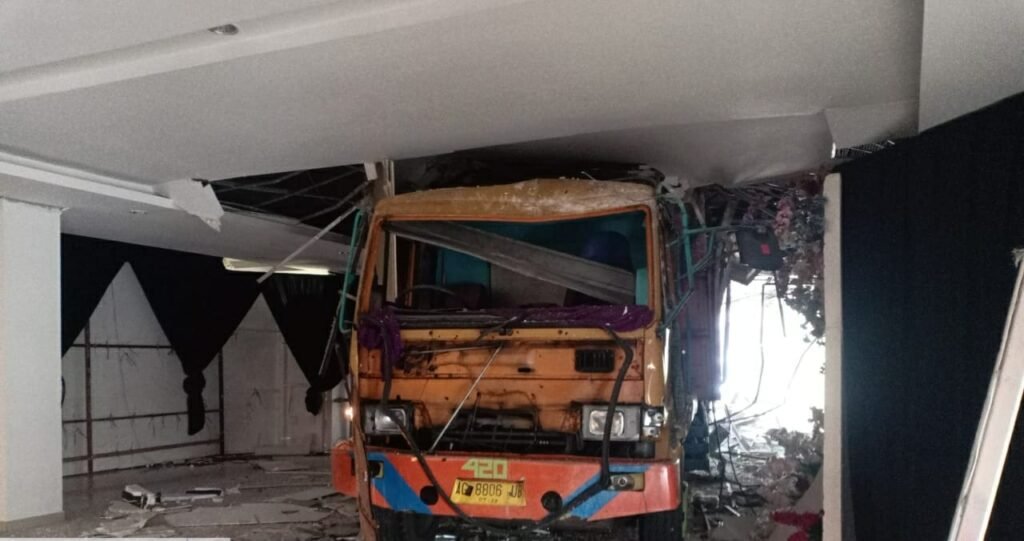 Truk Fuso Masuk ke Acara Resepsi Pernikahan di Gedung Kesenian