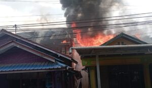 Kebakaran Hanguskan 2 Rumah di Jalan Pelita 2 Samarinda.