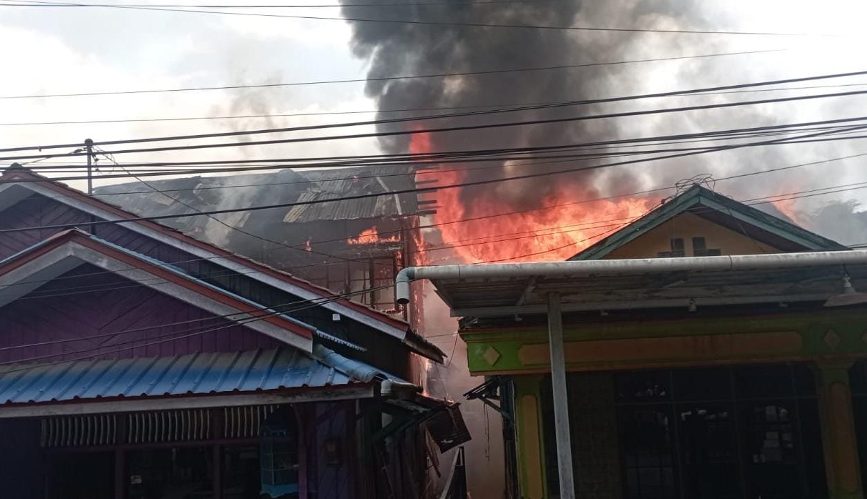 Kebakaran Hanguskan 2 Rumah di Jalan Pelita 2 Samarinda. PROKALTIM 1 Kebakaran Hanguskan 2 Rumah di Jalan Pelita 2 Samarinda.