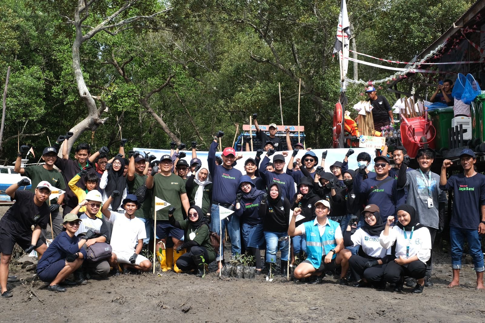 Dukung Kelestarian Lingkungan Hidup, Telkomsel bersama Balikpapan Youth Spirit Gen 5 dan Ciro Waste Tanam 200 Bibit Mangrove di Margo Mulyo
