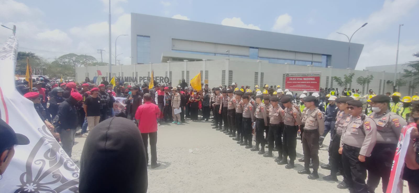 Aksi Demo Kilang Pertamina Belum Ada Titik Terang. Rona Fortuna: Perwakilan Ketua Ormas dan LSM Tidak Berhenti Sampai Disini PROKALTIM 1 Aksi Demo Kilang Pertamina Belum Ada Titik Terang. Rona Fortuna: Perwakilan Ketua Ormas dan LSM Tidak Berhenti Sampai Disini