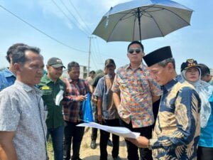 Bersongkok hitam Noor Wahid Dirut PDAM Samarinda. (Foto Istimewa)