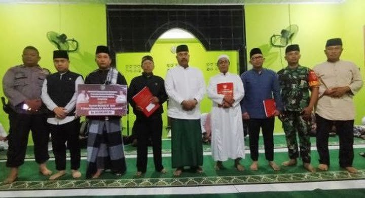 Bupati Kukar Edi Damansyah Menyerahkan Bantuan Simbolis Kepada pengurus rumah ibadah dan yayasan (Foto:Istimewa)