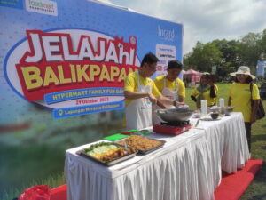 demo masak ”Nasi Goreng CEO” yang dilakukan Adrian Suherman, Presiden Direktur & CEO PT Matahari Putra Prima, tbk, di Hypermart Family Fun Day