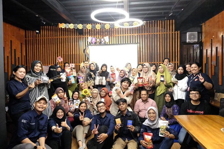 Telkomsel berkolaborasi bersama Balikpapan Youth Spirit (BYS) Gen 5 melalui kegiatan “Pemuda Sandang Pangan: Rayakan Kreativitas Lokal Bersama Pemuda Balikpapan” di Scako Jalan Ars. Muhammad No. 30 Klandasan berbarengan dengan semangat Hari Sumpah Pemuda 28 Oktober 2023. Agenda tersebut menegaskan komitmen Telkomsel dalam mengakselerasi transformasi digital UMKM di Indonesia secara berkelanjutan