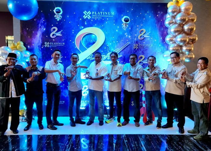Foto berama jajaran Owner, Direktur, GM Hotel Platinum beserta tamu Direktur pengembangan Prokaltim H Djanie, Dirut Tintakaltim H Sugito, Dir Eksekutif Kadin Riqmo Kuswanto, Ustad H Jailani