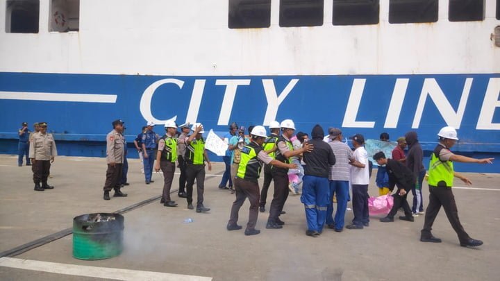 simulasi penanganan unjuk rasa serta penanggulangan ancaman terorisme di area Pelabuhan Semayang Balikpapan, pada Jumat (6/10/2023).