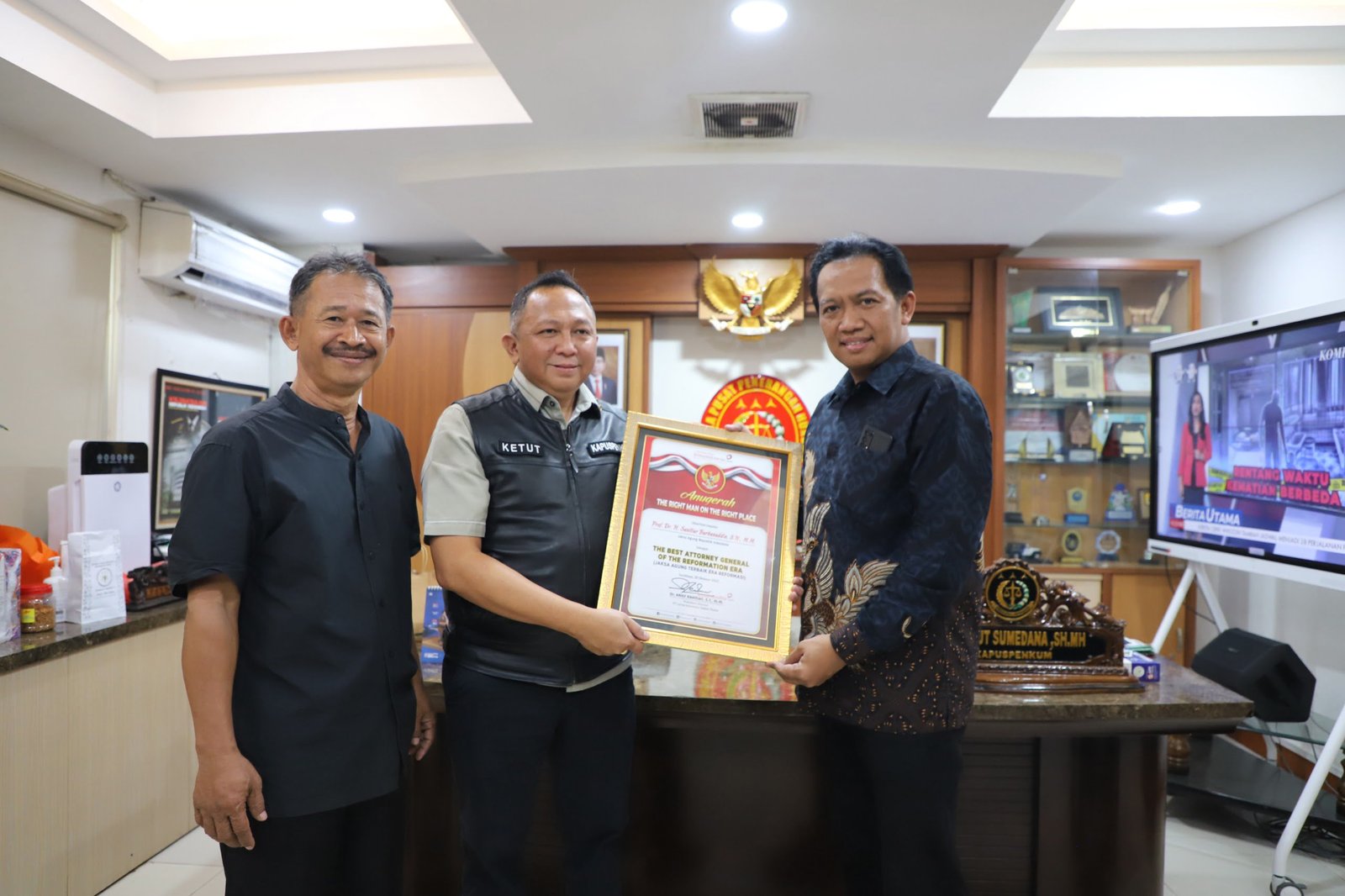 Jaksa Agung ST Burhanuddin Dianugerahi Sebagai “Jaksa Agung Terbaik Era Reformasi” PROKALTIM 1 IMG 20231101 WA0073 Jaksa Agung ST Burhanuddin Dianugerahi Sebagai “Jaksa Agung Terbaik Era Reformasi” PROKALTIM