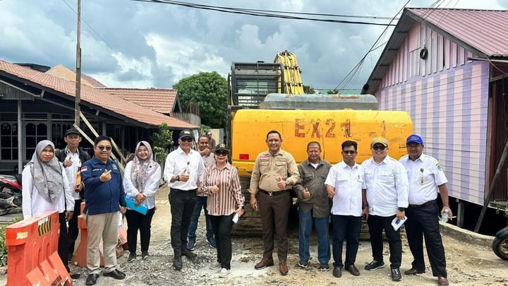 Wakil Ketua DPRD Kaltim Ir H Seno Aji turun langsung ke lapangan untuk monitoring pembangunan proyek drainase di Kelurahan Loa Ipuh