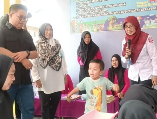 Wakil Bupati Kukar Rendi Solihin memantau pengecekan kesehatan anak dan ibu di Kecamatan Samboja.