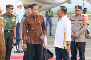 Presiden Joko Widodo, saat tiba di Bandara SAMS Sepinggan, untuk melakukan kunjungan ke IKN dan Kutai Barat