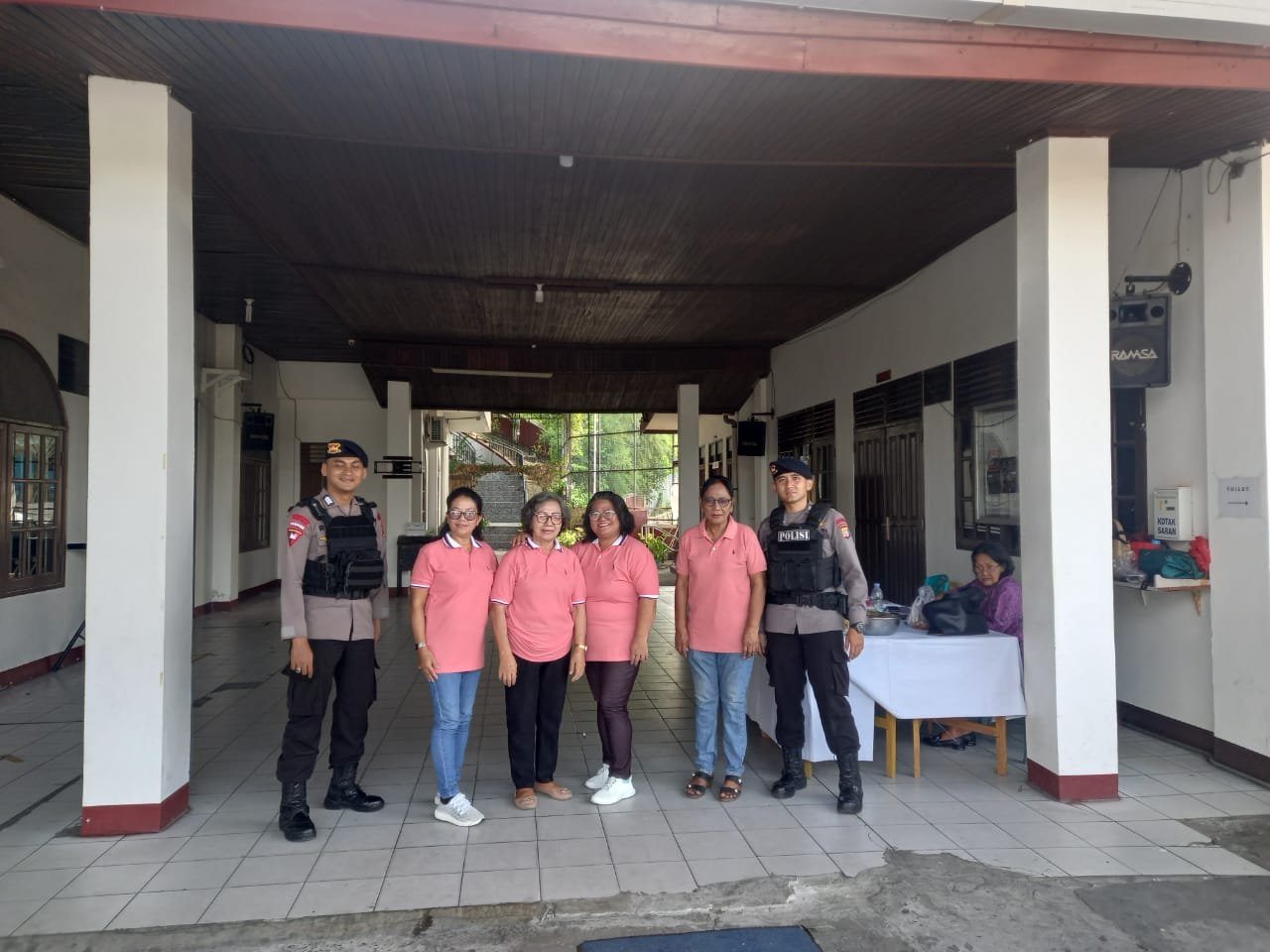 Brimob Batalyon A Pelopor Berikan Rasa Aman bagi Umat Kristen Kota Balikpapan PROKALTIM 1 Kompi 1 Batalyon A Pelopor Brimob Polda Kaltim melaksanakan kegiatan patroli Gereja di sejumlah lokasi di Kota Balikpapan