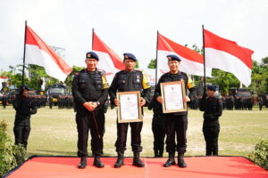 penganugerahan warga kehormatan Korps Brimob Polri untuk Kapolda dan juga Wakapolda Kaltim. Penyematan pin anugerah Warga Kehormatan Korps Brimob