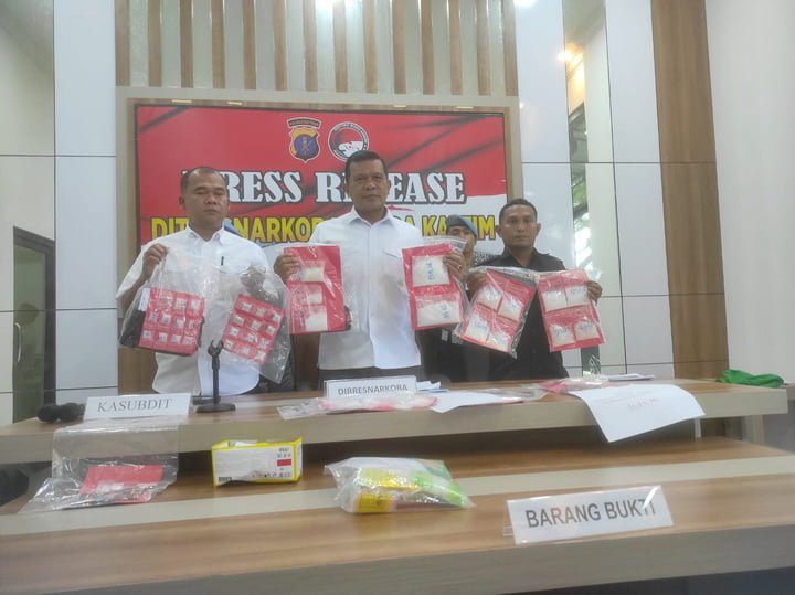 Narkotika Jenis Sabu 1,4 Kg Gagal Edar di Balikpapan PROKALTIM 1 Direktorat Reserse Narkoba Polda Kaltim berhasil menggagalkan pengedar sabu di Kota Balikpapan dengan menangkap pria berinisial W (34)