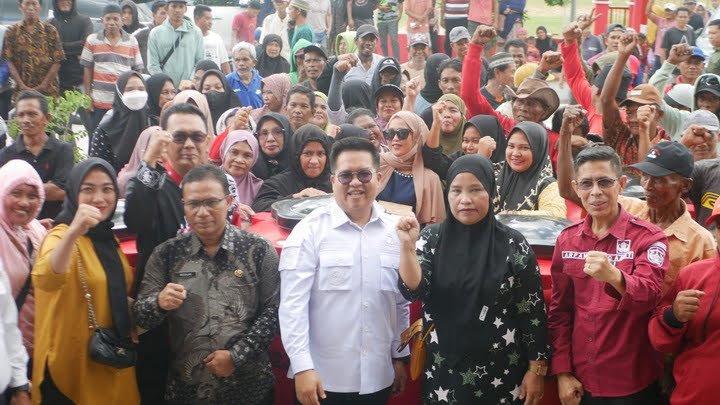 Rendi Solihin serahkan tandon pada warga Muara Badak