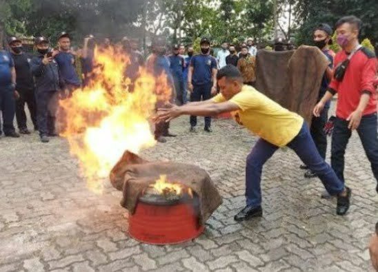 WhatsApp Image 2023 12 01 at 19.23.25 Masyarakat Kelurahan Baru Ikuti Pelatihan Pemadam Kebakaran PROKALTIM