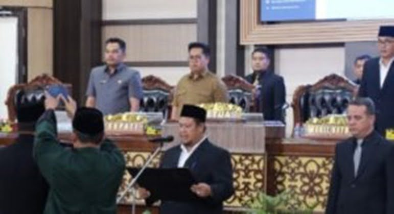 WhatsApp Image 2023 12 21 at 17.55.57 Hasanuddin Mas’ud Hadiri Pelantikan PAW Anggota DPRD Kukar, Salehuddin PROKALTIM