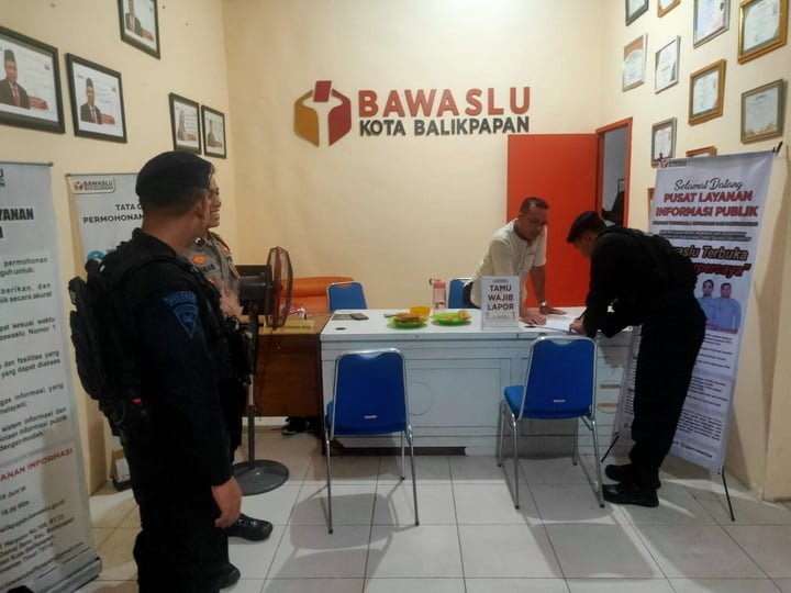 Anggota Brimobda kaltim, melakukan patroli pengamanan di bawaslu
